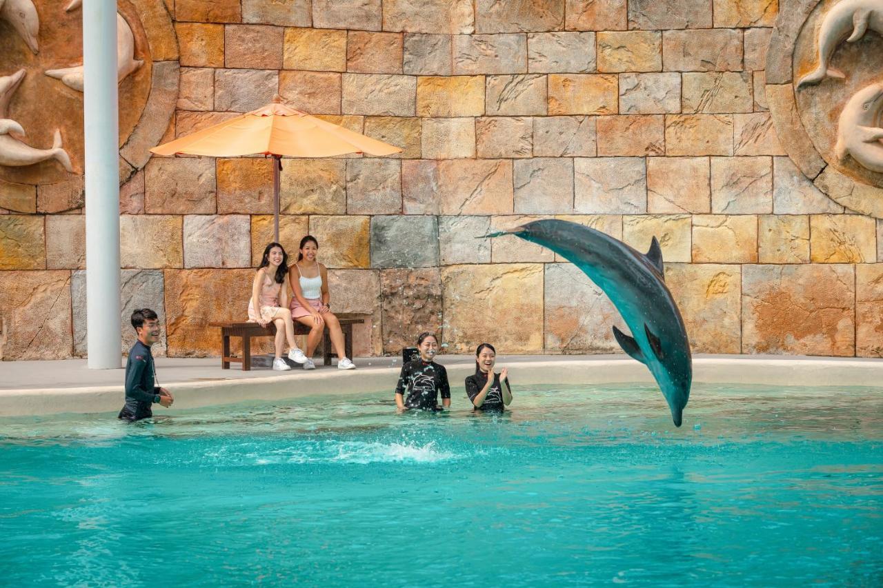 Resorts World Sentosa - Hotel Singapur Exterior foto Dolphin show at Ocean Park
