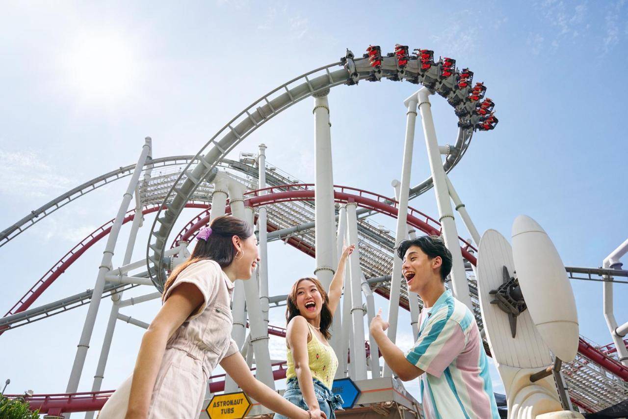 Resorts World Sentosa - Hotel Singapur Exterior foto Visitors at the Dragon roller coaster