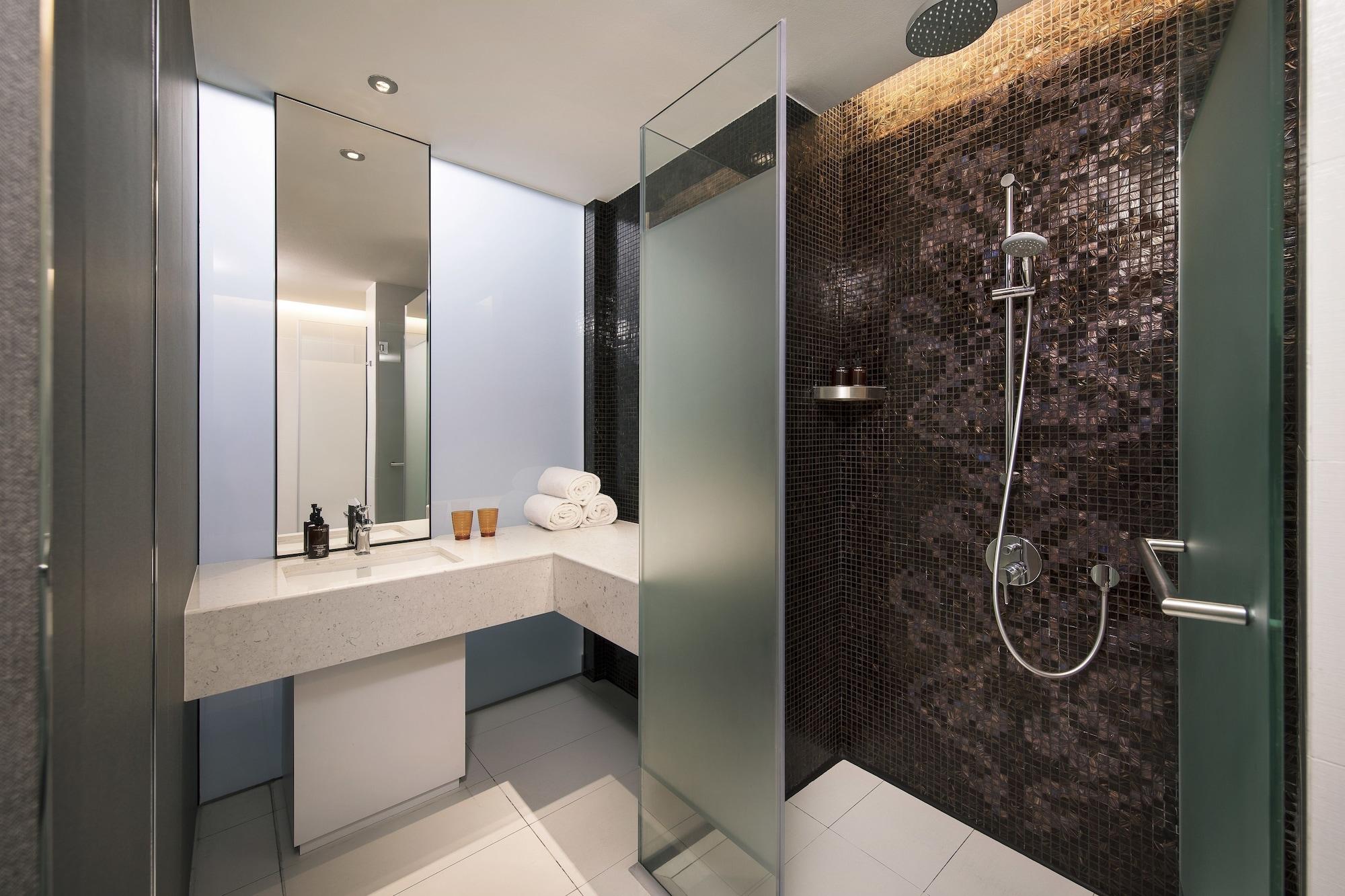 Resorts World Sentosa - Hotel Singapur Exterior foto A shower with a sliding door
